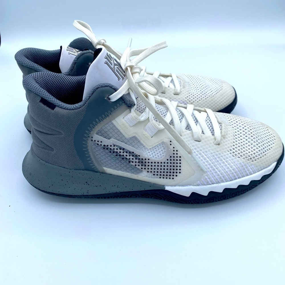 Nike Kyrie Flytrap V (GS) - Size 4.5 - Picture 2 of 5
